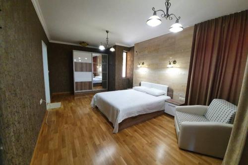 1 dormitorio con cama blanca y sofá en Luxury Villa Bella Lyaskovo Village en Lyaskovo