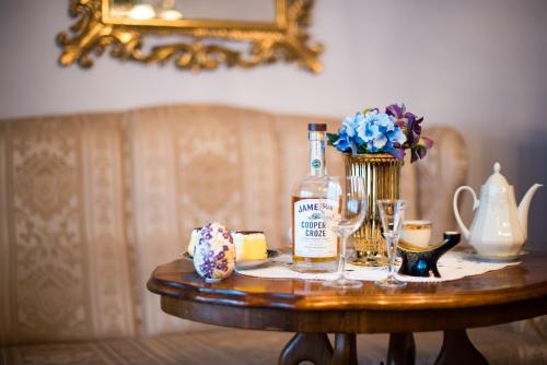 een tafel met een fles wijn en een vaas met bloemen bij 2 on seven in Zagreb