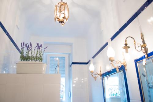 een eetkamer met een kroonluchter en een spiegel bij 2 on seven in Zagreb