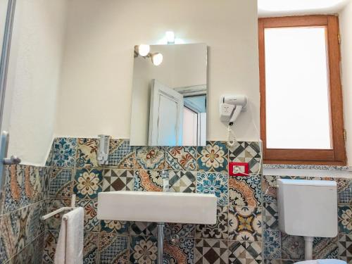 Bilik mandi di panoramic ROOMS Fora e ' Muros with sea view common terrace , Ammentos Posada