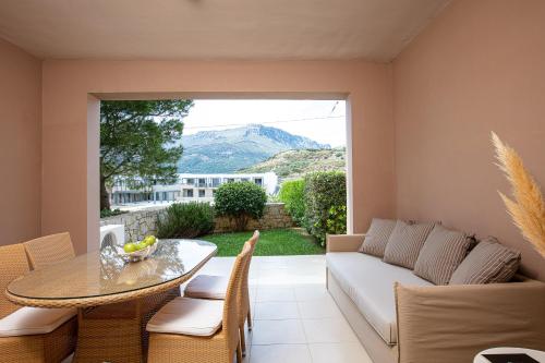 een woonkamer met een tafel en een bank bij A & C Homes in Plakias