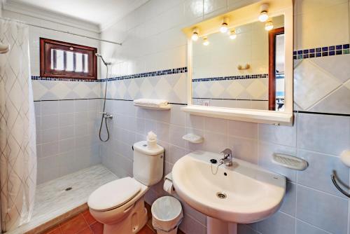 A bathroom at Conylanza Castillo de Papagayo - Exclusivamente Nudista FKK
