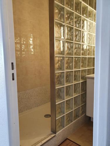 une douche à l'italienne avec un mur en verre dans l'établissement Appartement Cap d'Agde - 6 personnes, au Cap d'Agde