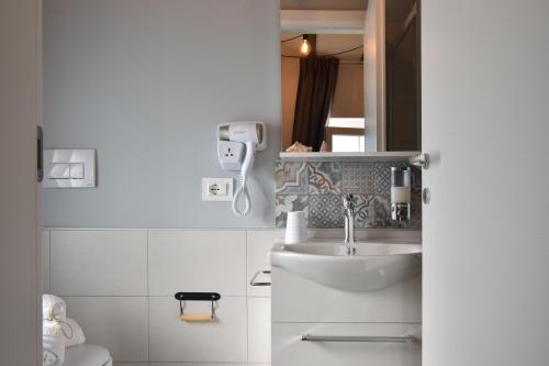 Koupelna v ubytování Al Faro Bianco B&B e Residence con parcheggio