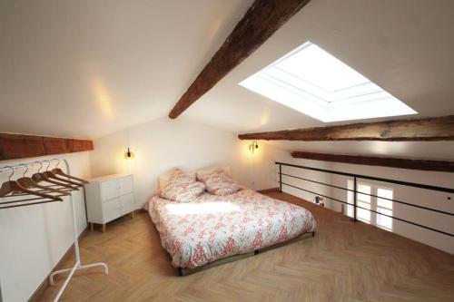 Giường trong phòng chung tại LOFT LE BER'AMAR L'ESTAQUE