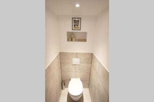 une salle de bain avec des toilettes blanches dans une chambre dans l'établissement LOFT LE BER'AMAR L'ESTAQUE, à Marseille