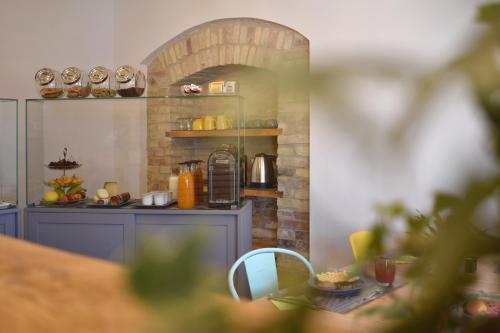 a kitchen with a counter and a table in a room at Al Faro Bianco B&B e Residence con parcheggio in Vasto