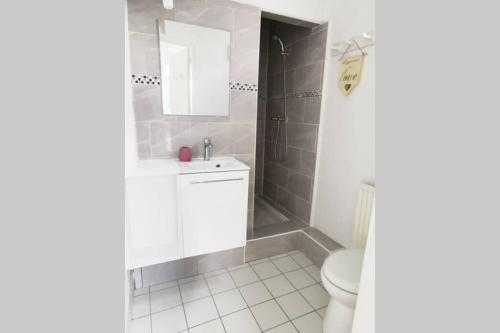 a bathroom with a toilet and a sink at #4 Joli appartement à 2 pas du Métro et Paris 20 in Bagnolet