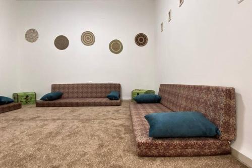 Yānūḥ的住宿－Hala Castel - Luxury villa for families & couple's，客厅配有两张沙发和蓝色枕头