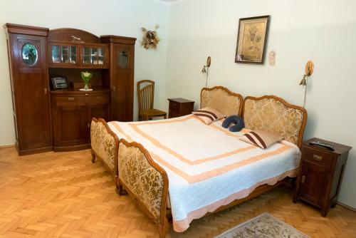 sypialnia z łóżkiem i drewnianą podłogą w obiekcie Apartament Parkowy w Krakowie