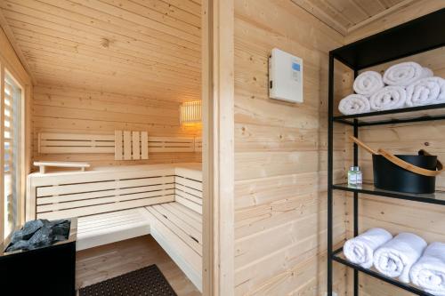 uma sauna de madeira com toalhas nas prateleiras em STEIGER Apparthotel Bad Schandau em Bad Schandau