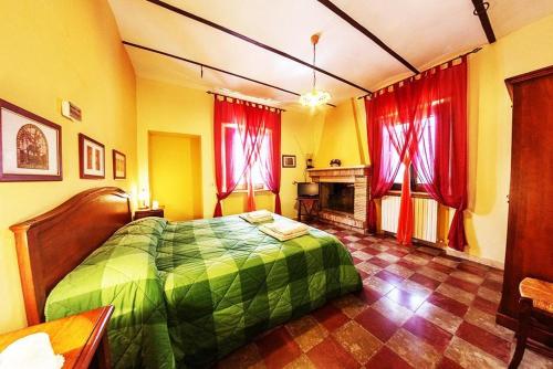 um quarto com uma cama verde e cortinas vermelhas em Agriturismo La Capezzagna em Ripa Teatina