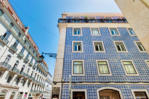 リスボンにあるChiado Prime Garrett Apartmentの青白のタイル張りの高い建物