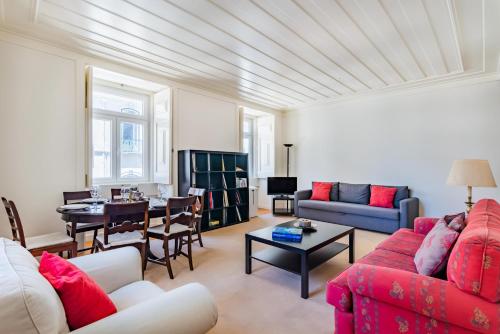 - un salon avec un canapé et une table dans l'établissement Chiado Prime Garrett Apartment, à Lisbonne