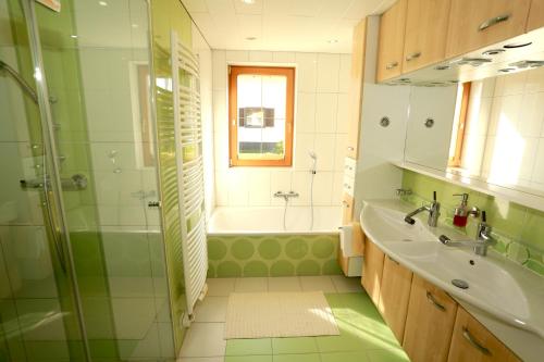 W łazience znajduje się wanna, umywalka i prysznic. w obiekcie Zechmann-Tauernblick w mieście Gröbming