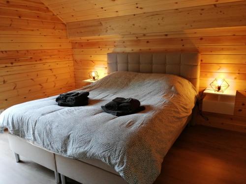 een slaapkamer met een bed in een blokhut bij Chalet Sarah in Durbuy