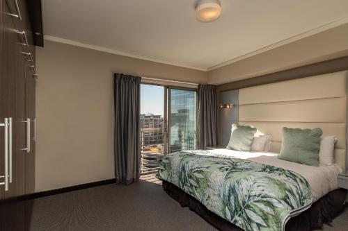 ITC Icon Two bedroom Apartment with lovely balcony tesisinde bir odada yatak veya yataklar