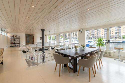 a dining room with a table and chairs at Charming houseboat featuring a sauna in London