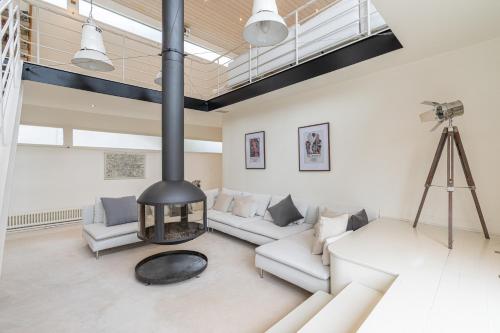 a living room with a large fireplace in the middle at Charming houseboat featuring a sauna in London