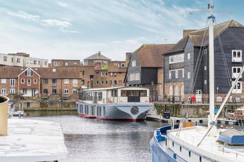 Stunning 5-bed boathouse on the River Thames in East London