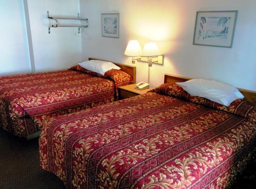 マートルビーチにあるEl Doradoのベッド2台、電話(テーブル上)が備わる客室です。