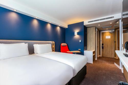Ліжко або ліжка в номері Holiday Inn Express - Exeter - City Centre, an IHG Hotel