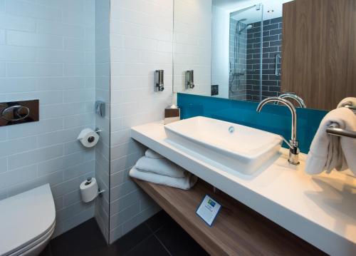 
A bathroom at Holiday Inn Express - Exeter - City Centre, an IHG Hotel
