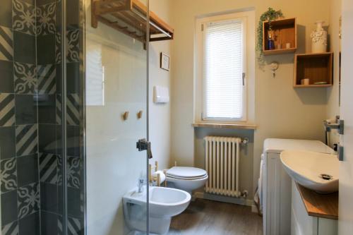 a bathroom with a toilet and a sink and a shower at Maison Olive in Desenzano del Garda