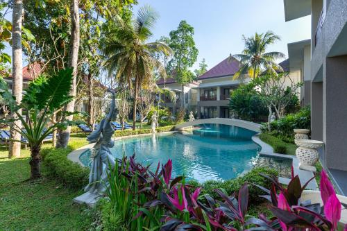 בריכת השחייה שנמצאת ב-The Gantari Ubud Hotel & Villa או באזור