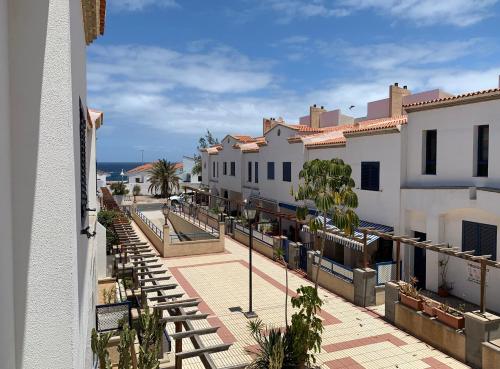 - une vue sur une rue depuis un bâtiment dans l'établissement Welooveyou Top Sunset Agaete Dream, à Puerto de las Nieves
