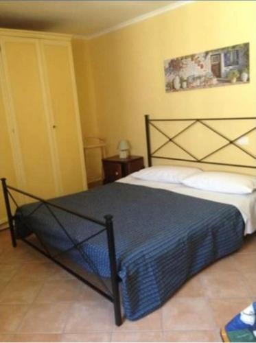 sypialnia z dużym łóżkiem i niebieskim kocem w obiekcie Casa vacanze Mamma Rosa w mieście Canale Monterano