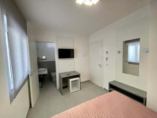 Televisyen dan/atau pusat hiburan di Matthew's Home B&B