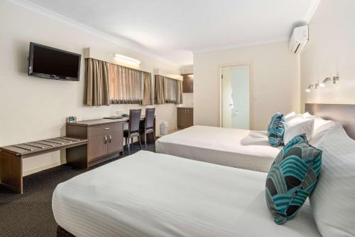Säng eller sängar i ett rum på Quality Hotel Robertson Gardens