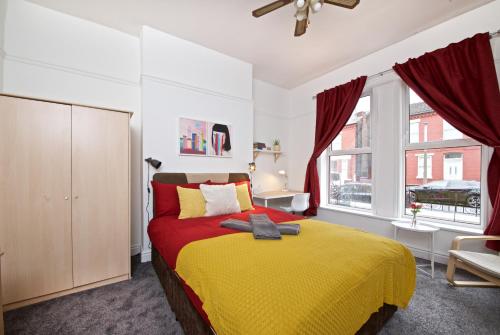 Giường trong phòng chung tại Liverpool City Stays - Economy Room Close to city centre GG