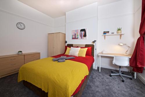 Giường trong phòng chung tại Liverpool City Stays - Economy Room Close to city centre GG