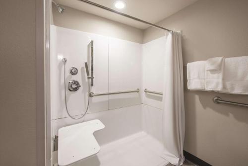 Ein Badezimmer in der Unterkunft La Quinta by Wyndham Festus - St. Louis South