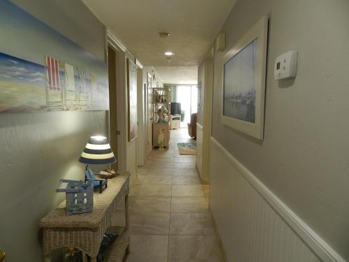 un pasillo de una casa con una mesa y un pasillo en Vacation in Comfort and luxury - "THE SHERWIN" Oceanfront Condominium 906, en Daytona Beach Shores
