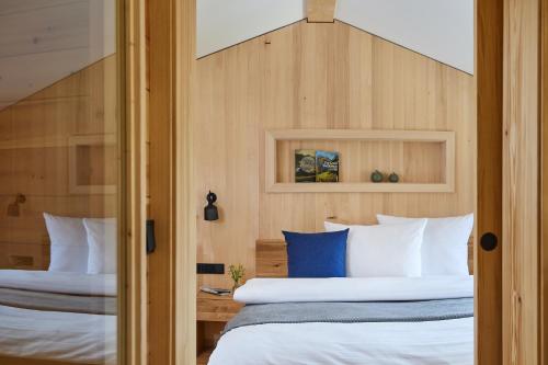 リーツラーンにあるSpycher - Chalets für 2の木製の壁の部屋にベッドが2つある