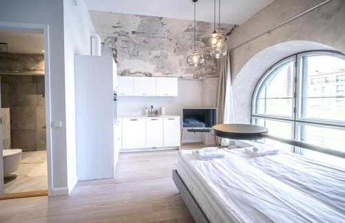 Habitación grande con cama y cocina. en Baltic Accommodation - Urban Studio Apartment, en Tallin