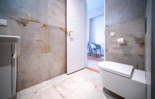 baño con aseo y puerta de cristal en Baltic Accommodation - Urban Studio Apartment, en Tallin