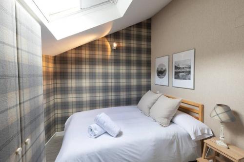 1 dormitorio con 1 cama con 2 toallas en Telera ❅ Personalidad y matices nórdicos ❀❀, en Sallent de Gállego