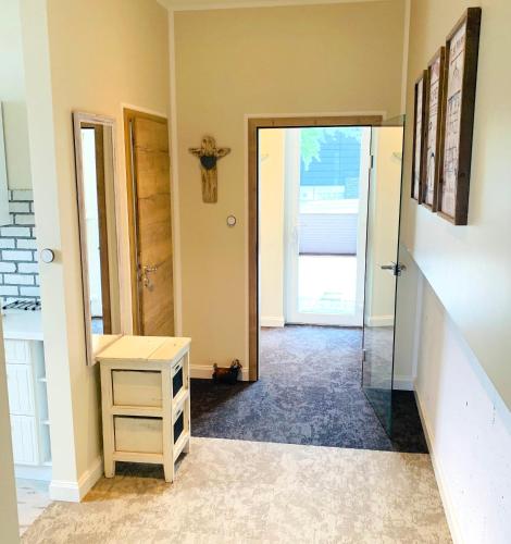 Galeriebild der Unterkunft BESOTEL Mettmann-schicke FeWo oder Apartments nähe Golfplatz Gruiten und Neandertal mit Glasfaser WLAN und Parkplatz-viele Schlafzimmer mit Bad en suite in Mettmann