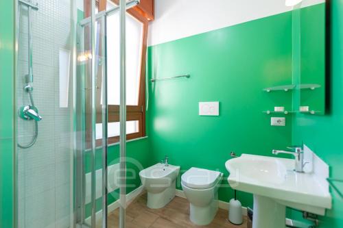 une salle de bain verte avec des toilettes et un lavabo dans l'établissement House Marcella, à Cagliari