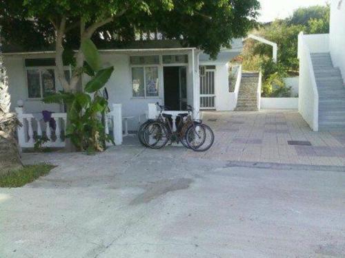 un par de bicicletas estacionadas frente a una casa en Angelina Studios, en Kardamaina