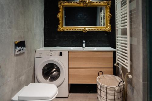 Un baño con lavabo y lavadora. en Rooftop Apt with Large Harbor View Terrace, en Constanţa