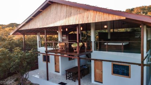Casa con techo grande y mesa en Blue Planet Dive Resort en Bira