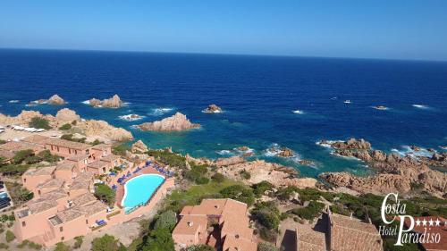 uma vista aérea de um resort e do oceano em Hotel Costa Paradiso em Costa Paradiso