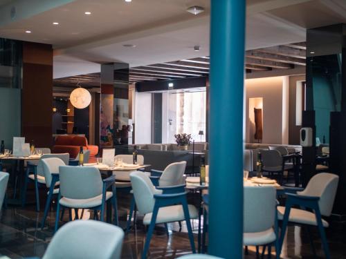 een eetkamer met tafels en stoelen en een lobby bij Hotel Palacio La Marquesa 4 Estrellas SUP in Teruel
