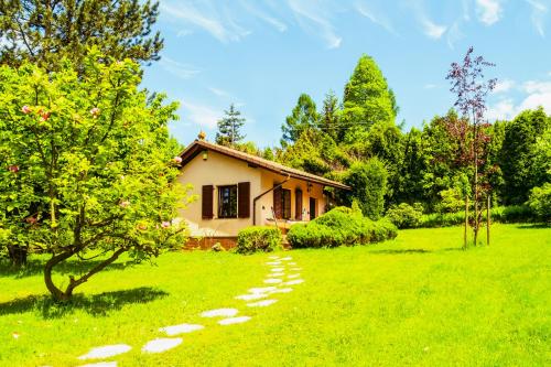 un sentiero che conduce a una casa in un cortile di Sielankowy domek w górach a Bielsko-Biała