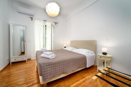 Lova arba lovos apgyvendinimo įstaigoje Acropolis area family friendly 2bdr apartment